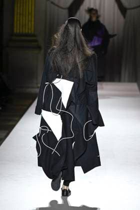 Paris Fashion Week, Yohji Yamamoto Modenschau Défilé Yohji Yamamoto Collection Prêt à Porter Automne Hiver 2025 2026 lors de la Fashion Week de Paris PFW Défilé Yohji Yamamoto Collection Prêt à Porter Automne Hiver 2025 2026 lors de la Fashion Week de Paris PFW le 7 mars 2025 Yohji Yamamoto Fall Winter 2025 2026 Ready to Wear Collection fashion show during Paris Fashion Week PFW on March 7, 2025 Paris France  Copyright: xAgencex xBestimagexAgencex xBestimagex