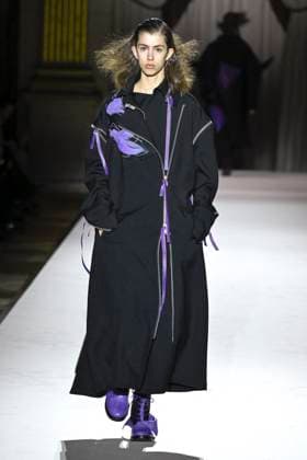 Paris Fashion Week, Yohji Yamamoto Modenschau Défilé Yohji Yamamoto Collection Prêt à Porter Automne Hiver 2025 2026 lors de la Fashion Week de Paris PFW Défilé Yohji Yamamoto Collection Prêt à Porter Automne Hiver 2025 2026 lors de la Fashion Week de Paris PFW le 7 mars 2025 Yohji Yamamoto Fall Winter 2025 2026 Ready to Wear Collection fashion show during Paris Fashion Week PFW on March 7, 2025 Paris France  Copyright: xAgencex xBestimagexAgencex xBestimagex