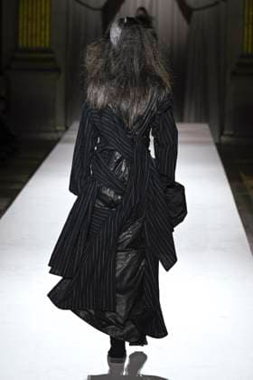 Paris Fashion Week, Yohji Yamamoto Modenschau Défilé Yohji Yamamoto Collection Prêt à Porter Automne Hiver 2025 2026 lors de la Fashion Week de Paris PFW Défilé Yohji Yamamoto Collection Prêt à Porter Automne Hiver 2025 2026 lors de la Fashion Week de Paris PFW le 7 mars 2025 Yohji Yamamoto Fall Winter 2025 2026 Ready to Wear Collection fashion show during Paris Fashion Week PFW on March 7, 2025 Paris France  Copyright: xAgencex xBestimagexAgencex xBestimagex