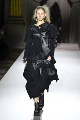 Paris Fashion Week, Yohji Yamamoto Modenschau Défilé Yohji Yamamoto Collection Prêt à Porter Automne Hiver 2025 2026 lors de la Fashion Week de Paris PFW Défilé Yohji Yamamoto Collection Prêt à Porter Automne Hiver 2025 2026 lors de la Fashion Week de Paris PFW le 7 mars 2025 Yohji Yamamoto Fall Winter 2025 2026 Ready to Wear Collection fashion show during Paris Fashion Week PFW on March 7, 2025 Paris France  Copyright: xAgencex xBestimagexAgencex xBestimagex