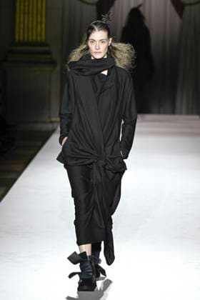 Paris Fashion Week, Yohji Yamamoto Modenschau Défilé Yohji Yamamoto Collection Prêt à Porter Automne Hiver 2025 2026 lors de la Fashion Week de Paris PFW Défilé Yohji Yamamoto Collection Prêt à Porter Automne Hiver 2025 2026 lors de la Fashion Week de Paris PFW le 7 mars 2025 Yohji Yamamoto Fall Winter 2025 2026 Ready to Wear Collection fashion show during Paris Fashion Week PFW on March 7, 2025 Paris France  Copyright: xAgencex xBestimagexAgencex xBestimagex