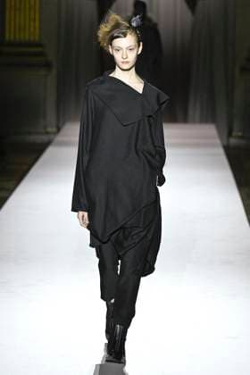 Paris Fashion Week, Yohji Yamamoto Modenschau Défilé Yohji Yamamoto Collection Prêt à Porter Automne Hiver 2025 2026 lors de la Fashion Week de Paris PFW Défilé Yohji Yamamoto Collection Prêt à Porter Automne Hiver 2025 2026 lors de la Fashion Week de Paris PFW le 7 mars 2025 Yohji Yamamoto Fall Winter 2025 2026 Ready to Wear Collection fashion show during Paris Fashion Week PFW on March 7, 2025 Paris France  Copyright: xAgencex xBestimagexAgencex xBestimagex