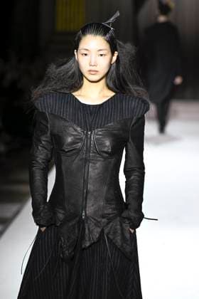 Paris Fashion Week, Yohji Yamamoto Modenschau Défilé Yohji Yamamoto Collection Prêt à Porter Automne Hiver 2025 2026 lors de la Fashion Week de Paris PFW Défilé Yohji Yamamoto Collection Prêt à Porter Automne Hiver 2025 2026 lors de la Fashion Week de Paris PFW le 7 mars 2025 Yohji Yamamoto Fall Winter 2025 2026 Ready to Wear Collection fashion show during Paris Fashion Week PFW on March 7, 2025 Paris France  Copyright: xAgencex xBestimagexAgencex xBestimagex