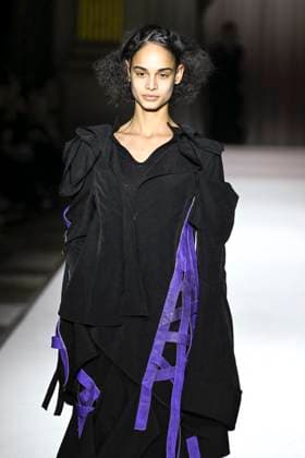 Paris Fashion Week, Yohji Yamamoto Modenschau Défilé Yohji Yamamoto Collection Prêt à Porter Automne Hiver 2025 2026 lors de la Fashion Week de Paris PFW Défilé Yohji Yamamoto Collection Prêt à Porter Automne Hiver 2025 2026 lors de la Fashion Week de Paris PFW le 7 mars 2025 Yohji Yamamoto Fall Winter 2025 2026 Ready to Wear Collection fashion show during Paris Fashion Week PFW on March 7, 2025 Paris France  Copyright: xAgencex xBestimagexAgencex xBestimagex
