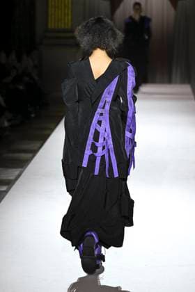 Paris Fashion Week, Yohji Yamamoto Modenschau Défilé Yohji Yamamoto Collection Prêt à Porter Automne Hiver 2025 2026 lors de la Fashion Week de Paris PFW Défilé Yohji Yamamoto Collection Prêt à Porter Automne Hiver 2025 2026 lors de la Fashion Week de Paris PFW le 7 mars 2025 Yohji Yamamoto Fall Winter 2025 2026 Ready to Wear Collection fashion show during Paris Fashion Week PFW on March 7, 2025 Paris France  Copyright: xAgencex xBestimagexAgencex xBestimagex