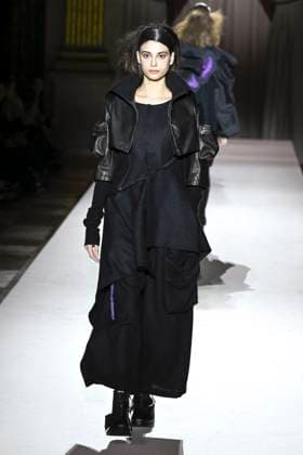 Paris Fashion Week, Yohji Yamamoto Modenschau Défilé Yohji Yamamoto Collection Prêt à Porter Automne Hiver 2025 2026 lors de la Fashion Week de Paris PFW Défilé Yohji Yamamoto Collection Prêt à Porter Automne Hiver 2025 2026 lors de la Fashion Week de Paris PFW le 7 mars 2025 Yohji Yamamoto Fall Winter 2025 2026 Ready to Wear Collection fashion show during Paris Fashion Week PFW on March 7, 2025 Paris France  Copyright: xAgencex xBestimagexAgencex xBestimagex