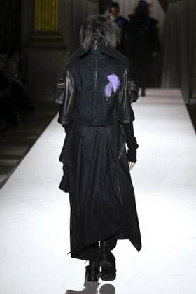 Paris Fashion Week, Yohji Yamamoto Modenschau Défilé Yohji Yamamoto Collection Prêt à Porter Automne Hiver 2025 2026 lors de la Fashion Week de Paris PFW Défilé Yohji Yamamoto Collection Prêt à Porter Automne Hiver 2025 2026 lors de la Fashion Week de Paris PFW le 7 mars 2025 Yohji Yamamoto Fall Winter 2025 2026 Ready to Wear Collection fashion show during Paris Fashion Week PFW on March 7, 2025 Paris France  Copyright: xAgencex xBestimagexAgencex xBestimagex