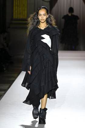 Paris Fashion Week, Yohji Yamamoto Modenschau Défilé Yohji Yamamoto Collection Prêt à Porter Automne Hiver 2025 2026 lors de la Fashion Week de Paris PFW Défilé Yohji Yamamoto Collection Prêt à Porter Automne Hiver 2025 2026 lors de la Fashion Week de Paris PFW le 7 mars 2025 Yohji Yamamoto Fall Winter 2025 2026 Ready to Wear Collection fashion show during Paris Fashion Week PFW on March 7, 2025 Paris France  Copyright: xAgencex xBestimagexAgencex xBestimagex