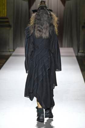 Paris Fashion Week, Yohji Yamamoto Modenschau Défilé Yohji Yamamoto Collection Prêt à Porter Automne Hiver 2025 2026 lors de la Fashion Week de Paris PFW Défilé Yohji Yamamoto Collection Prêt à Porter Automne Hiver 2025 2026 lors de la Fashion Week de Paris PFW le 7 mars 2025 Yohji Yamamoto Fall Winter 2025 2026 Ready to Wear Collection fashion show during Paris Fashion Week PFW on March 7, 2025 Paris France  Copyright: xAgencex xBestimagexAgencex xBestimagex