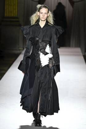 Paris Fashion Week, Yohji Yamamoto Modenschau Défilé Yohji Yamamoto Collection Prêt à Porter Automne Hiver 2025 2026 lors de la Fashion Week de Paris PFW Défilé Yohji Yamamoto Collection Prêt à Porter Automne Hiver 2025 2026 lors de la Fashion Week de Paris PFW le 7 mars 2025 Yohji Yamamoto Fall Winter 2025 2026 Ready to Wear Collection fashion show during Paris Fashion Week PFW on March 7, 2025 Paris France  Copyright: xAgencex xBestimagexAgencex xBestimagex