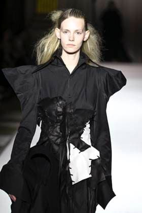 Paris Fashion Week, Yohji Yamamoto Modenschau Défilé Yohji Yamamoto Collection Prêt à Porter Automne Hiver 2025 2026 lors de la Fashion Week de Paris PFW Défilé Yohji Yamamoto Collection Prêt à Porter Automne Hiver 2025 2026 lors de la Fashion Week de Paris PFW le 7 mars 2025 Yohji Yamamoto Fall Winter 2025 2026 Ready to Wear Collection fashion show during Paris Fashion Week PFW on March 7, 2025 Paris France  Copyright: xAgencex xBestimagexAgencex xBestimagex