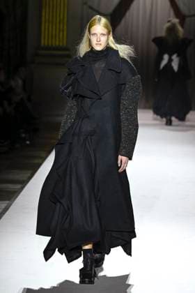 Paris Fashion Week, Yohji Yamamoto Modenschau Défilé Yohji Yamamoto Collection Prêt à Porter Automne Hiver 2025 2026 lors de la Fashion Week de Paris PFW Défilé Yohji Yamamoto Collection Prêt à Porter Automne Hiver 2025 2026 lors de la Fashion Week de Paris PFW le 7 mars 2025 Yohji Yamamoto Fall Winter 2025 2026 Ready to Wear Collection fashion show during Paris Fashion Week PFW on March 7, 2025 Paris France  Copyright: xAgencex xBestimagexAgencex xBestimagex