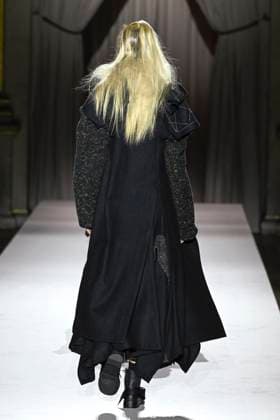 Paris Fashion Week, Yohji Yamamoto Modenschau Défilé Yohji Yamamoto Collection Prêt à Porter Automne Hiver 2025 2026 lors de la Fashion Week de Paris PFW Défilé Yohji Yamamoto Collection Prêt à Porter Automne Hiver 2025 2026 lors de la Fashion Week de Paris PFW le 7 mars 2025 Yohji Yamamoto Fall Winter 2025 2026 Ready to Wear Collection fashion show during Paris Fashion Week PFW on March 7, 2025 Paris France  Copyright: xAgencex xBestimagexAgencex xBestimagex