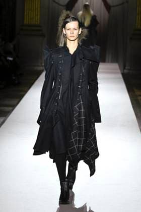 Paris Fashion Week, Yohji Yamamoto Modenschau Défilé Yohji Yamamoto Collection Prêt à Porter Automne Hiver 2025 2026 lors de la Fashion Week de Paris PFW Défilé Yohji Yamamoto Collection Prêt à Porter Automne Hiver 2025 2026 lors de la Fashion Week de Paris PFW le 7 mars 2025 Yohji Yamamoto Fall Winter 2025 2026 Ready to Wear Collection fashion show during Paris Fashion Week PFW on March 7, 2025 Paris France  Copyright: xAgencex xBestimagexAgencex xBestimagex