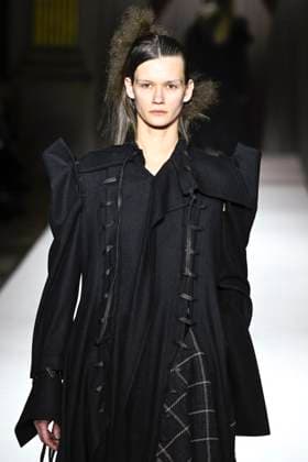 Paris Fashion Week, Yohji Yamamoto Modenschau Défilé Yohji Yamamoto Collection Prêt à Porter Automne Hiver 2025 2026 lors de la Fashion Week de Paris PFW Défilé Yohji Yamamoto Collection Prêt à Porter Automne Hiver 2025 2026 lors de la Fashion Week de Paris PFW le 7 mars 2025 Yohji Yamamoto Fall Winter 2025 2026 Ready to Wear Collection fashion show during Paris Fashion Week PFW on March 7, 2025 Paris France  Copyright: xAgencex xBestimagexAgencex xBestimagex