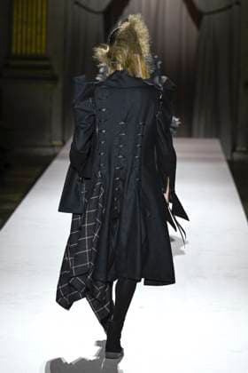 Paris Fashion Week, Yohji Yamamoto Modenschau Défilé Yohji Yamamoto Collection Prêt à Porter Automne Hiver 2025 2026 lors de la Fashion Week de Paris PFW Défilé Yohji Yamamoto Collection Prêt à Porter Automne Hiver 2025 2026 lors de la Fashion Week de Paris PFW le 7 mars 2025 Yohji Yamamoto Fall Winter 2025 2026 Ready to Wear Collection fashion show during Paris Fashion Week PFW on March 7, 2025 Paris France  Copyright: xAgencex xBestimagexAgencex xBestimagex