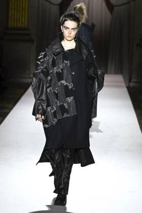 Paris Fashion Week, Yohji Yamamoto Modenschau Défilé Yohji Yamamoto Collection Prêt à Porter Automne Hiver 2025 2026 lors de la Fashion Week de Paris PFW Défilé Yohji Yamamoto Collection Prêt à Porter Automne Hiver 2025 2026 lors de la Fashion Week de Paris PFW le 7 mars 2025 Yohji Yamamoto Fall Winter 2025 2026 Ready to Wear Collection fashion show during Paris Fashion Week PFW on March 7, 2025 Paris France  Copyright: xAgencex xBestimagexAgencex xBestimagex
