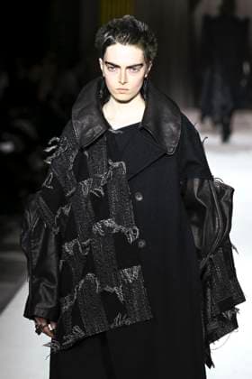Paris Fashion Week, Yohji Yamamoto Modenschau Défilé Yohji Yamamoto Collection Prêt à Porter Automne Hiver 2025 2026 lors de la Fashion Week de Paris PFW Défilé Yohji Yamamoto Collection Prêt à Porter Automne Hiver 2025 2026 lors de la Fashion Week de Paris PFW le 7 mars 2025 Yohji Yamamoto Fall Winter 2025 2026 Ready to Wear Collection fashion show during Paris Fashion Week PFW on March 7, 2025 Paris France  Copyright: xAgencex xBestimagexAgencex xBestimagex