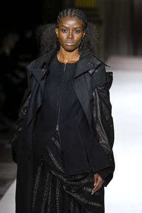 Paris Fashion Week, Yohji Yamamoto Modenschau Défilé Yohji Yamamoto Collection Prêt à Porter Automne Hiver 2025 2026 lors de la Fashion Week de Paris PFW Défilé Yohji Yamamoto Collection Prêt à Porter Automne Hiver 2025 2026 lors de la Fashion Week de Paris PFW le 7 mars 2025 Yohji Yamamoto Fall Winter 2025 2026 Ready to Wear Collection fashion show during Paris Fashion Week PFW on March 7, 2025 Paris France  Copyright: xAgencex xBestimagexAgencex xBestimagex