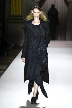 Paris Fashion Week, Yohji Yamamoto Modenschau Défilé Yohji Yamamoto Collection Prêt à Porter Automne Hiver 2025 2026 lors de la Fashion Week de Paris PFW Défilé Yohji Yamamoto Collection Prêt à Porter Automne Hiver 2025 2026 lors de la Fashion Week de Paris PFW le 7 mars 2025 Yohji Yamamoto Fall Winter 2025 2026 Ready to Wear Collection fashion show during Paris Fashion Week PFW on March 7, 2025 Paris France  Copyright: xAgencex xBestimagexAgencex xBestimagex