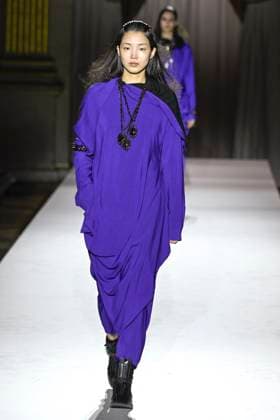 Paris Fashion Week, Yohji Yamamoto Modenschau Défilé Yohji Yamamoto Collection Prêt à Porter Automne Hiver 2025 2026 lors de la Fashion Week de Paris PFW Défilé Yohji Yamamoto Collection Prêt à Porter Automne Hiver 2025 2026 lors de la Fashion Week de Paris PFW le 7 mars 2025 Yohji Yamamoto Fall Winter 2025 2026 Ready to Wear Collection fashion show during Paris Fashion Week PFW on March 7, 2025 Paris France  Copyright: xAgencex xBestimagexAgencex xBestimagex