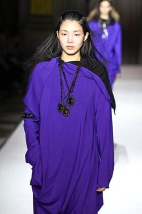 Paris Fashion Week, Yohji Yamamoto Modenschau Défilé Yohji Yamamoto Collection Prêt à Porter Automne Hiver 2025 2026 lors de la Fashion Week de Paris PFW Défilé Yohji Yamamoto Collection Prêt à Porter Automne Hiver 2025 2026 lors de la Fashion Week de Paris PFW le 7 mars 2025 Yohji Yamamoto Fall Winter 2025 2026 Ready to Wear Collection fashion show during Paris Fashion Week PFW on March 7, 2025 Paris France  Copyright: xAgencex xBestimagexAgencex xBestimagex