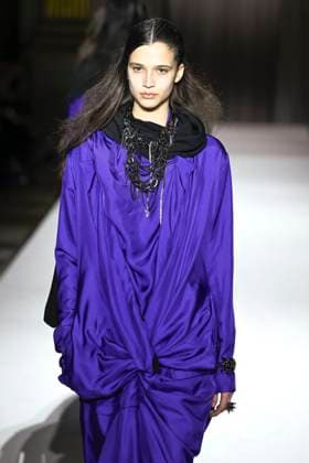 Paris Fashion Week, Yohji Yamamoto Modenschau Défilé Yohji Yamamoto Collection Prêt à Porter Automne Hiver 2025 2026 lors de la Fashion Week de Paris PFW Défilé Yohji Yamamoto Collection Prêt à Porter Automne Hiver 2025 2026 lors de la Fashion Week de Paris PFW le 7 mars 2025 Yohji Yamamoto Fall Winter 2025 2026 Ready to Wear Collection fashion show during Paris Fashion Week PFW on March 7, 2025 Paris France  Copyright: xAgencex xBestimagexAgencex xBestimagex