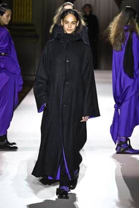 Paris Fashion Week, Yohji Yamamoto Modenschau Défilé Yohji Yamamoto Collection Prêt à Porter Automne Hiver 2025 2026 lors de la Fashion Week de Paris PFW Défilé Yohji Yamamoto Collection Prêt à Porter Automne Hiver 2025 2026 lors de la Fashion Week de Paris PFW le 7 mars 2025 Yohji Yamamoto Fall Winter 2025 2026 Ready to Wear Collection fashion show during Paris Fashion Week PFW on March 7, 2025 Paris France  Copyright: xAgencex xBestimagexAgencex xBestimagex