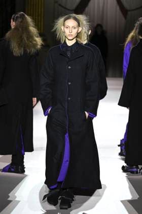 Paris Fashion Week, Yohji Yamamoto Modenschau Défilé Yohji Yamamoto Collection Prêt à Porter Automne Hiver 2025 2026 lors de la Fashion Week de Paris PFW Défilé Yohji Yamamoto Collection Prêt à Porter Automne Hiver 2025 2026 lors de la Fashion Week de Paris PFW le 7 mars 2025 Yohji Yamamoto Fall Winter 2025 2026 Ready to Wear Collection fashion show during Paris Fashion Week PFW on March 7, 2025 Paris France  Copyright: xAgencex xBestimagexAgencex xBestimagex