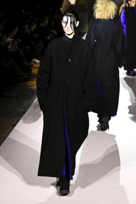 Paris Fashion Week, Yohji Yamamoto Modenschau Défilé Yohji Yamamoto Collection Prêt à Porter Automne Hiver 2025 2026 lors de la Fashion Week de Paris PFW Défilé Yohji Yamamoto Collection Prêt à Porter Automne Hiver 2025 2026 lors de la Fashion Week de Paris PFW le 7 mars 2025 Yohji Yamamoto Fall Winter 2025 2026 Ready to Wear Collection fashion show during Paris Fashion Week PFW on March 7, 2025 Paris France  Copyright: xAgencex xBestimagexAgencex xBestimagex