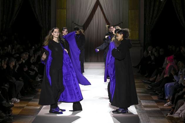 Paris Fashion Week, Yohji Yamamoto Modenschau Défilé Yohji Yamamoto Collection Prêt à Porter Automne Hiver 2025 2026 lors de la Fashion Week de Paris PFW Défilé Yohji Yamamoto Collection Prêt à Porter Automne Hiver 2025 2026 lors de la Fashion Week de Paris PFW le 7 mars 2025 Yohji Yamamoto Fall Winter 2025 2026 Ready to Wear Collection fashion show during Paris Fashion Week PFW on March 7, 2025 Paris France  Copyright: xAgencex xBestimagexAgencex xBestimagex