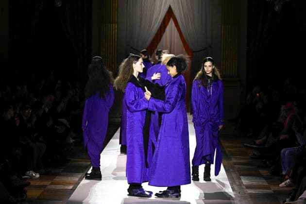 Paris Fashion Week, Yohji Yamamoto Modenschau Défilé Yohji Yamamoto Collection Prêt à Porter Automne Hiver 2025 2026 lors de la Fashion Week de Paris PFW Défilé Yohji Yamamoto Collection Prêt à Porter Automne Hiver 2025 2026 lors de la Fashion Week de Paris PFW le 7 mars 2025 Yohji Yamamoto Fall Winter 2025 2026 Ready to Wear Collection fashion show during Paris Fashion Week PFW on March 7, 2025 Paris France  Copyright: xAgencex xBestimagexAgencex xBestimagex