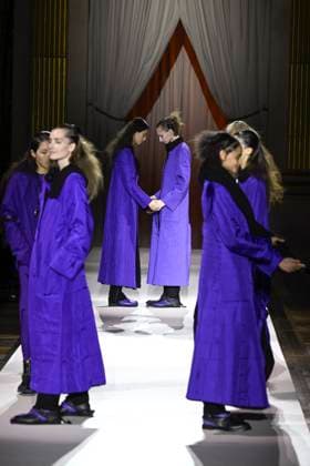 Paris Fashion Week, Yohji Yamamoto Modenschau Défilé Yohji Yamamoto Collection Prêt à Porter Automne Hiver 2025 2026 lors de la Fashion Week de Paris PFW Défilé Yohji Yamamoto Collection Prêt à Porter Automne Hiver 2025 2026 lors de la Fashion Week de Paris PFW le 7 mars 2025 Yohji Yamamoto Fall Winter 2025 2026 Ready to Wear Collection fashion show during Paris Fashion Week PFW on March 7, 2025 Paris France  Copyright: xAgencex xBestimagexAgencex xBestimagex