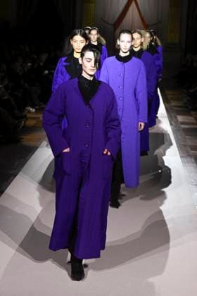 Paris Fashion Week, Yohji Yamamoto Modenschau Défilé Yohji Yamamoto Collection Prêt à Porter Automne Hiver 2025 2026 lors de la Fashion Week de Paris PFW Défilé Yohji Yamamoto Collection Prêt à Porter Automne Hiver 2025 2026 lors de la Fashion Week de Paris PFW le 7 mars 2025 Yohji Yamamoto Fall Winter 2025 2026 Ready to Wear Collection fashion show during Paris Fashion Week PFW on March 7, 2025 Paris France  Copyright: xAgencex xBestimagexAgencex xBestimagex