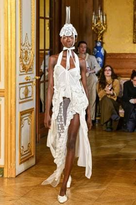Entertainment Bilder des Tages Paris Fashion Week, Roisin Pierce Modenschau PFW - Roisín Pierce Runway A model walks the runway during the Róisín Pierce Womenswear Fall Winter 2025-2026 show as part of Paris Fashion on March 07, 2025 in Paris, France. Photo by Shootpix ABACAPRESS.COM Paris France  Copyright: xShootpix ABACAx