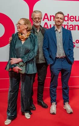20250307 Red Carpet Verleihung 25. Amadeus Austrian Music Awards WIEN, OESTERREICH - 07. MAERZ: Keyboarder, Komponist und Musikproduzent Thomas Rabtisch (M.) mit seiner Gattin Anja und seinem Sohn Josef bei ihrer Ankunft am Redcarpet anlaesslich der Verleihung des 25. Amadeus Austria Music Awards 2025 in der MARX Halle am 07. Maerz 20253 in Wien, Oesterreich. 250307_SEPA_17_093 Copyright: xIsabellexOuvrardx SEPAxMedia