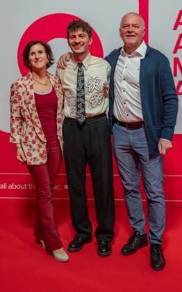 20250307 Red Carpet Verleihung 25. Amadeus Austrian Music Awards WIEN, OESTERREICH - 07. MAERZ: Nominierter fuer die 25. Amadeus Austria Music Awards 2025 in der Kategorie -Song des Jahres praesentiert von Hitradio Oe3- mit dem Song -Verwandtschaftstreffen- Musiker und Entertainer Florian Gruber alias RIAN bei seiner Ankunft mit seiner Familie am Redcarpet anlaesslich der Verleihung des 25. Amadeus Austria Music Awards 2025 in der MARX Halle am 07. Maerz 20253 in Wien, Oesterreich. 250307_SEPA_17_094 Copyright: xIsabellexOuvrardx SEPAxMedia