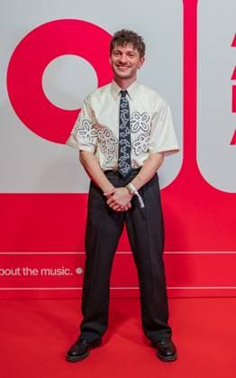 20250307 Red Carpet Verleihung 25. Amadeus Austrian Music Awards WIEN, OESTERREICH - 07. MAERZ: Nominierter fuer die 25. Amadeus Austria Music Awards 2025 in der Kategorie -Song des Jahres praesentiert von Hitradio Oe3- mit dem Song -Verwandtschaftstreffen- Musiker und Entertainer Florian Gruber alias RIAN bei seiner Ankunft am Redcarpet anlaesslich der Verleihung des 25. Amadeus Austria Music Awards 2025 in der MARX Halle am 07. Maerz 20253 in Wien, Oesterreich. 250307_SEPA_17_096 Copyright: xIsabellexOuvrardx SEPAxMedia