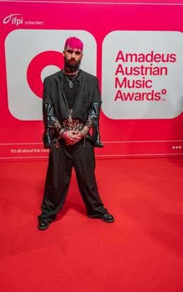 20250307 Red Carpet Verleihung 25. Amadeus Austrian Music Awards WIEN, OESTERREICH - 07. MAERZ: Radio Moderator und Kuenstler Matthias Klammer bei seiner Ankunft am Redcarpet anlaesslich der Verleihung des 25. Amadeus Austria Music Awards 2025 in der MARX Halle am 07. Maerz 20253 in Wien, Oesterreich. 250307_SEPA_17_130 Copyright: xIsabellexOuvrardx SEPAxMedia