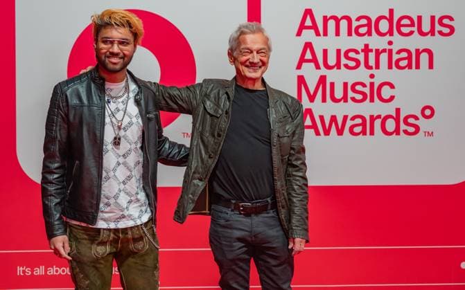 20250307 Red Carpet Verleihung 25. Amadeus Austrian Music Awards WIEN, OESTERREICH - 07. MAERZ: Musiker Boris Bukowski (R.) bei seiner Ankunft am Redcarpet anlaesslich der Verleihung des 25. Amadeus Austria Music Awards 2025 in der MARX Halle am 07. Maerz 20253 in Wien, Oesterreich. 250307_SEPA_17_135 Copyright: xIsabellexOuvrardx SEPAxMedia