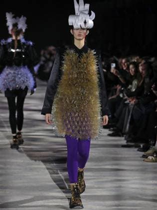 PFW - Noir Kei Ninomiya Runway A model walks the runway during the Noir Kei Ninomiya Womenswear Fall Winter 2025-2026 show as part of Paris Fashion, on March 8, 2025 in Paris, France. Photo by Alain-Gil Gonzalez ABACAPRESS.COM Paris France  Copyright: xGonzalezxAlain-Gil ABACAx