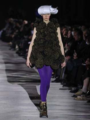PFW - Noir Kei Ninomiya Runway A model walks the runway during the Noir Kei Ninomiya Womenswear Fall Winter 2025-2026 show as part of Paris Fashion, on March 8, 2025 in Paris, France. Photo by Alain-Gil Gonzalez ABACAPRESS.COM Paris France  Copyright: xGonzalezxAlain-Gil ABACAx