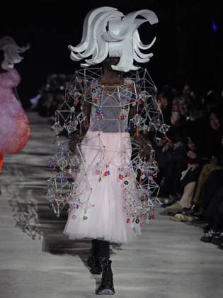 PFW - Noir Kei Ninomiya Runway A model walks the runway during the Noir Kei Ninomiya Womenswear Fall Winter 2025-2026 show as part of Paris Fashion, on March 8, 2025 in Paris, France. Photo by Alain-Gil Gonzalez ABACAPRESS.COM Paris France  Copyright: xGonzalezxAlain-Gil ABACAx