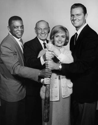 THE DONNA REED SHOW, Willie Mays, Leo Durocher, Donna Reed, Don Drysdale, 1958-1966. photo: ABC Courtesy Everett CollectionTBDDORE AB003 PUBLICATIONXNOTxINxCANxCHNxFRAxITAxJPNxNORxPOLxRUSxESPxUKxUSA Copyright: xx TBDDORE AB003 TBDDORE_AB003_H