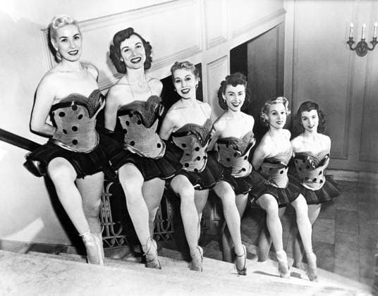 Archivbilder der Woche KW10 THE ED SULLIVAN SHOW, (aka TOAST OF THE TOWN, The Toastettes, top to bottom: Rae McGregor, Janet Gaylord, Franca Baldwin, Norma Thornton, Joan Lowe, Jean Goodall, (1948-1956), 1948-1971TBDEDSU EC199 PUBLICATIONXNOTxINxCANxCHNxFRAxITAxJPNxNORxPOLxRUSxESPxUKxUSA Copyright: xx TBDEDSU EC199 TBDEDSU_EC199_H