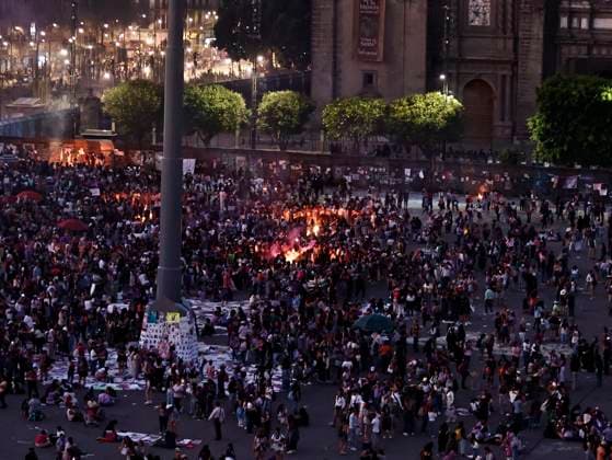March 8, 2025, Mexico City, Cdmx, Mexico: Members of the Black Feminist Bloc set fire to the barriers covering the National Palace and the Metropolitan Cathedral; thousands of them continue in the demonstration for International Women s Day. Mexico City Mexico - ZUMAp204 20250308_zip_p204_063 Copyright: xJosuexPerezx