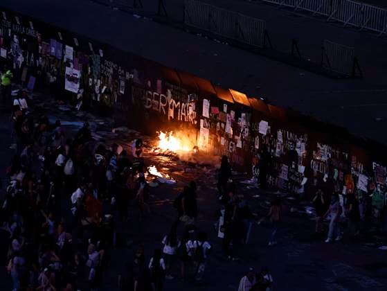 March 8, 2025, Mexico City, Cdmx, Mexico: Members of the Black Feminist Bloc set fire to the barriers covering the National Palace and the Metropolitan Cathedral; thousands of them continue in the demonstration for International Women s Day. Mexico City Mexico - ZUMAp204 20250308_zip_p204_069 Copyright: xJosuexPerezx