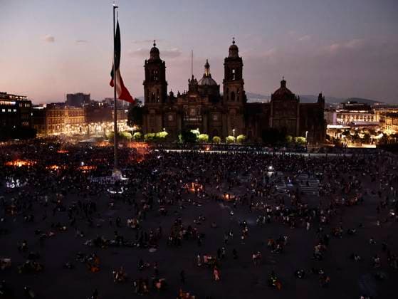 March 8, 2025, Mexico City, Cdmx, Mexico: Members of the Black Feminist Bloc set fire to the barriers covering the National Palace and the Metropolitan Cathedral; thousands of them continue in the demonstration for International Women s Day. Mexico City Mexico - ZUMAp204 20250308_zip_p204_072 Copyright: xJosuexPerezx