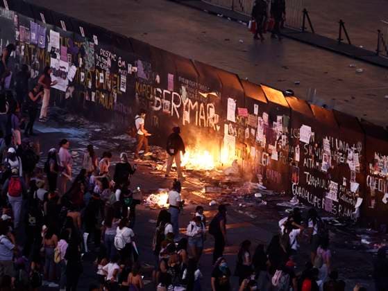 March 8, 2025, Mexico City, Cdmx, Mexico: Members of the Black Feminist Bloc set fire to the barriers covering the National Palace and the Metropolitan Cathedral; thousands of them continue in the demonstration for International Women s Day. Mexico City Mexico - ZUMAp204 20250308_zip_p204_074 Copyright: xJosuexPerezx