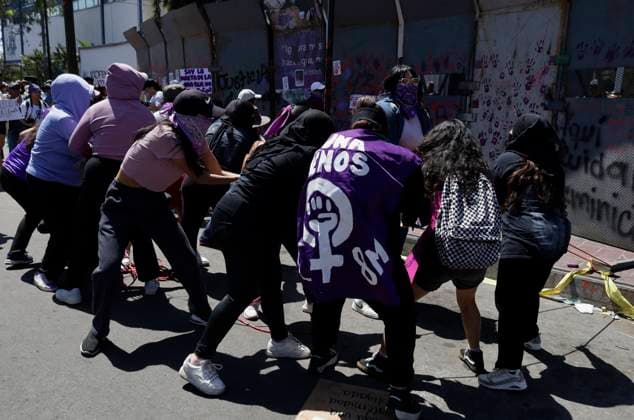 International Women s Day In Mexico A group of women in Ciudad Nezahualcoyotl, State of Mexico, on March 8, 2025, tries to tear down fences outside the Attorney General s Office of the State of Mexico on the occasion of International Women s Day in Mexico to demand an end to gender violence and sexist violence, justice for the victims of femicide, and punishment for the guilty. Nezahualcoyotl, State of Mexico State of Mexico Mexico  Copyright: xGerardoxVieyrax originalFilename: 1059681883st.jpg